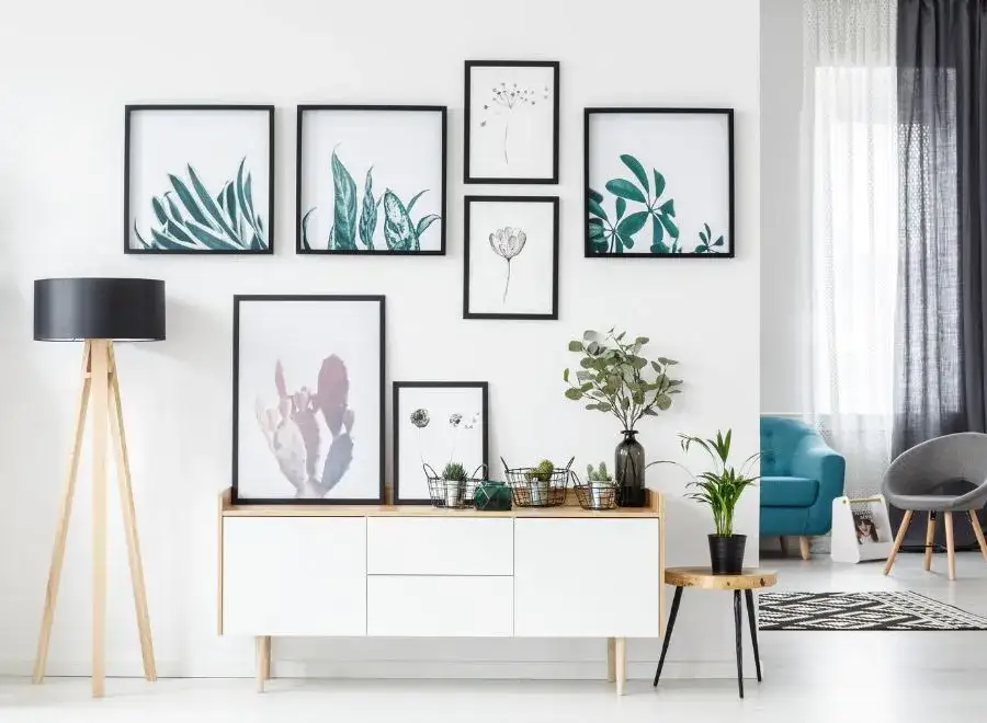 Zdjęcie Co na ścianę w salonie? Inspiracje, które odmieniają wnętrza na zawsze