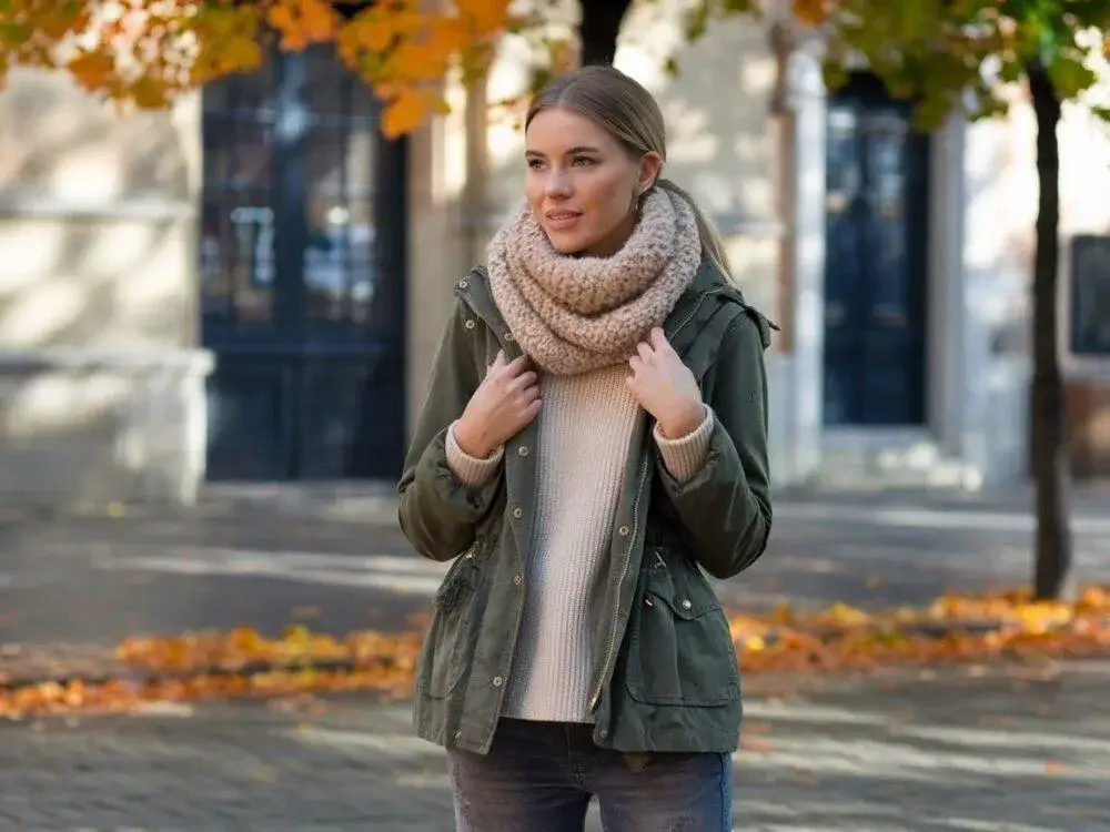 Zdjęcie Jaki kolor czapki i szalika do zielonej kurtki, by wyglądać stylowo?