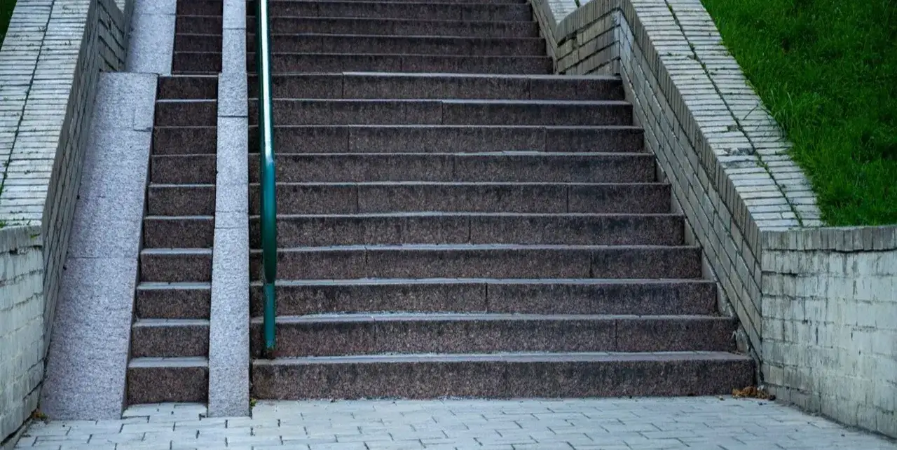 Zdjęcie Jak zrobić podjazd dla niepełnosprawnych - krok po kroku bez błędów