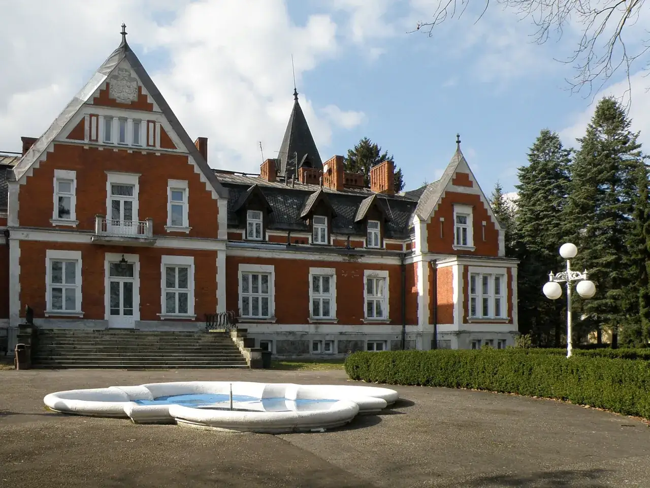 Zdjęcie Pałac w Jadwisinie: Historia, architektura i tajemnice zabytku