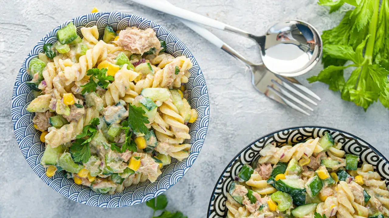Zdjęcie Fit sałatka z makaronem pełnoziarnistym: 3 pyszne przepisy