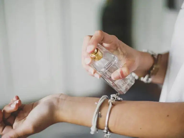 Zdjęcie Tanie perfumy damskie które długo pachną - najlepsze wybory na każdą okazję