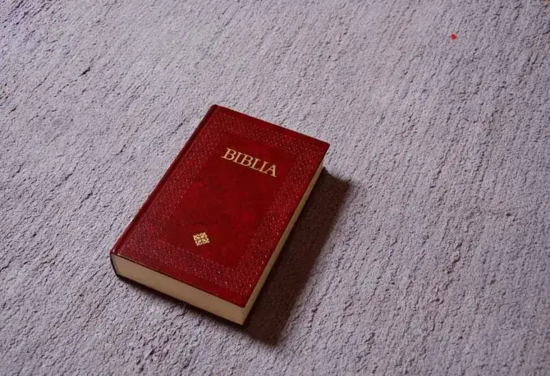 Zdjęcie Czy Biblia to literatura? Odkryj jej ukryte piękno i znaczenie