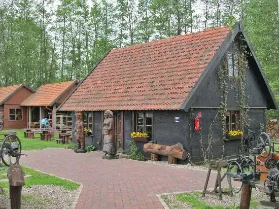 Zdjęcie Stopka skansen: odkryj wyjątkowe atrakcje i smaki w rożnie