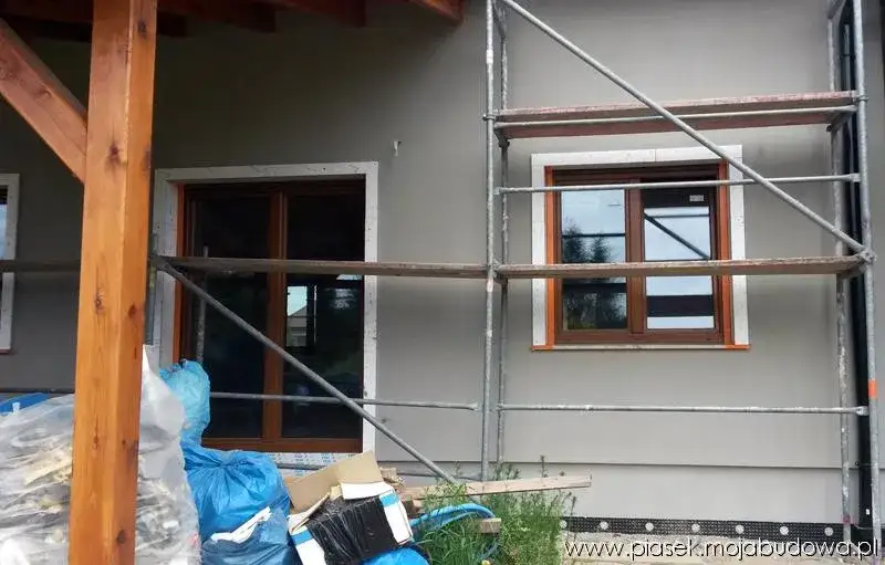 Zdjęcie Opaski wokół okien na elewacji - funkcje, montaż i trendy