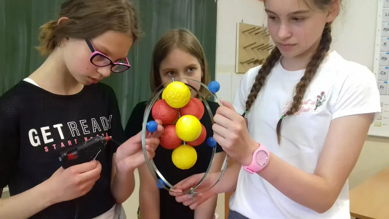 Zdjęcie Jak zrobić model atomu węgla – proste kroki i przydatne materiały