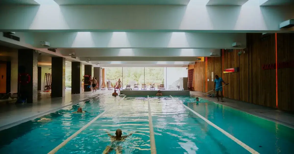 Zdjęcie Skansen basen: Czy basen i jacuzzi spełnią Twoje oczekiwania?