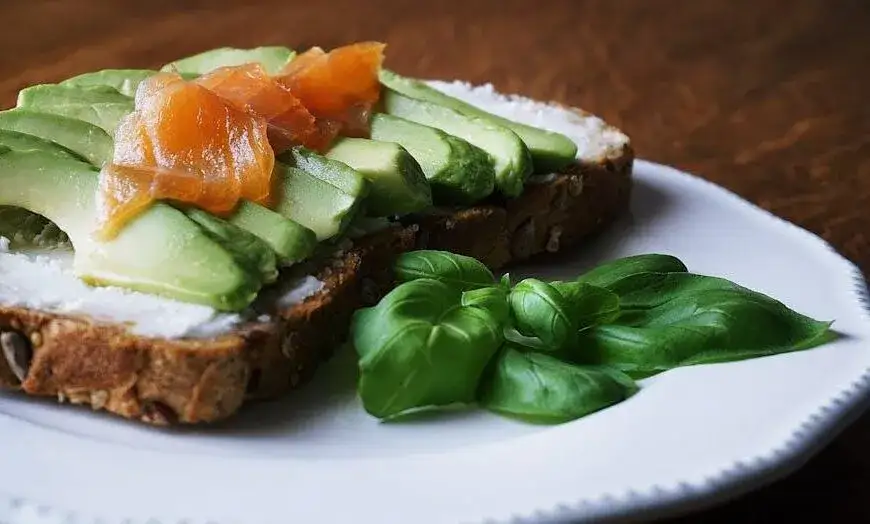 Zdjęcie Czy pies może jeść łososia wędzonego? Uniknij zagrożeń dla zdrowia!