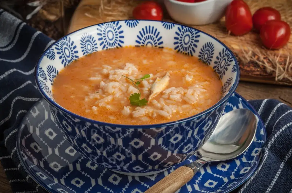 Zdjęcie Najlepsza zupa pomidorowa jak u mamy: przepis na domowy smak dzieciństwa