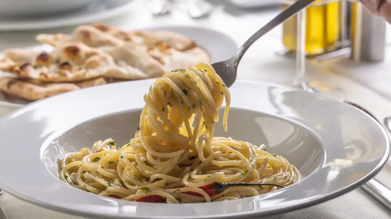 Zdjęcie Prosty przepis na spaghetti z oliwą i czosnkiem, który zachwyca smakiem