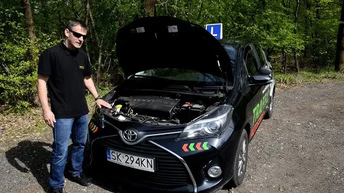 Zdjęcie Jak otworzyć maskę Toyota Yaris - proste kroki i rozwiązania problemów