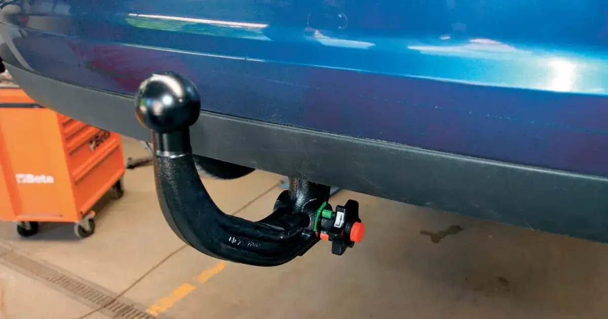 Zdjęcie Ile kosztuje założenie haku do samochodu? Sprawdź ukryte wydatki!