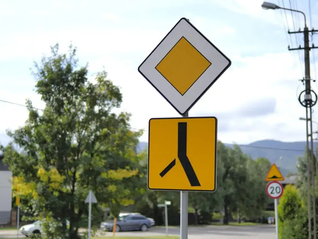 Zdjęcie Czy skrzyżowanie odwołuje znak teren zabudowany? Sprawdź, co musisz wiedzieć