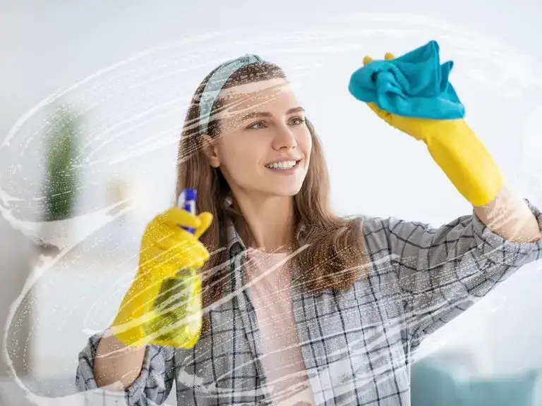 Zdjęcie Czym przetrzeć okna, żeby nie parowały? Skuteczne metody na wilgoć