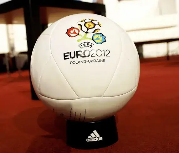 Zdjęcie Ile waży piłka na Euro? Odkryj tajemnice jej wagi i specyfikacji
