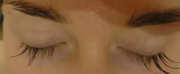 Zdjęcie Jak odbudować rzęsy po przedłużaniu i uniknąć ich uszkodzenia