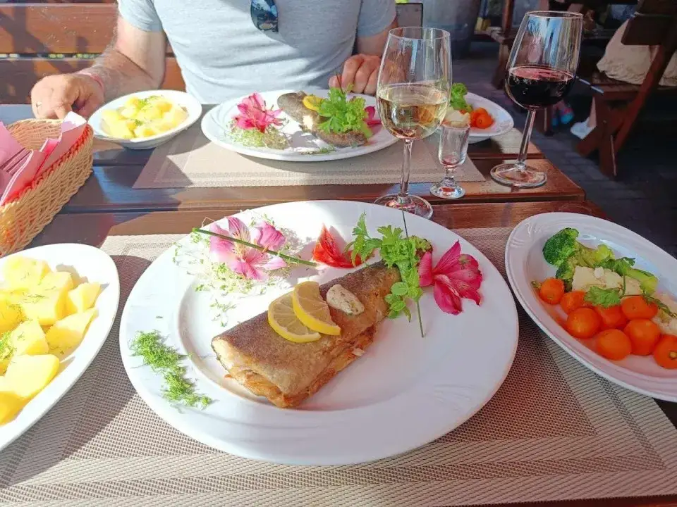 Zdjęcie Gdzie zjeść w Karwi? Odkryj najlepsze miejsca na pyszne dania