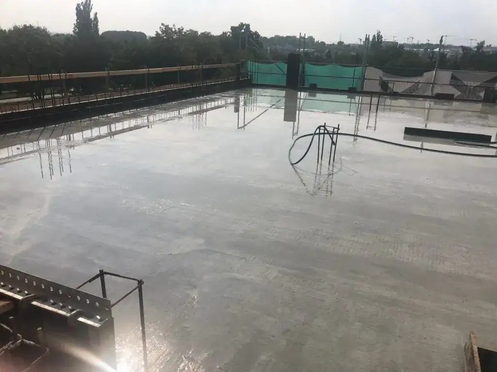 Zdjęcie Ile czasu podlewać strop? Sprawdzone metody pielęgnacji betonu