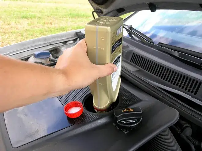 Zdjęcie Niski poziom oleju w silniku – objawy, które mogą zniszczyć twój samochód