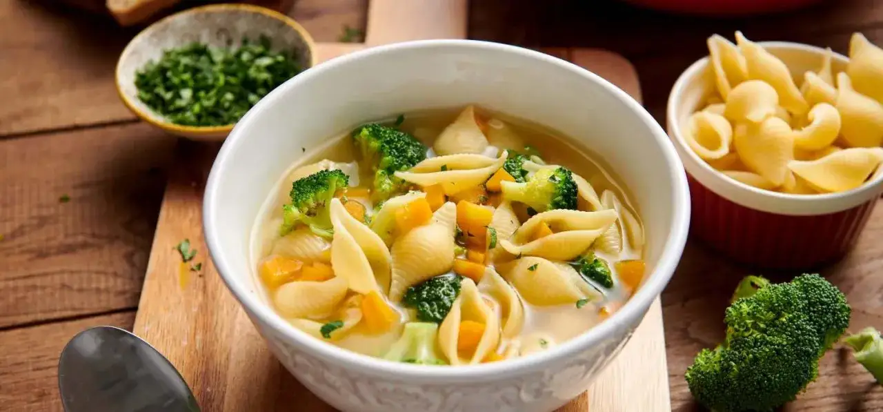 Zdjęcie Jakie zupy z makaronem zachwycą Twoje podniebienie? Przepisy i inspiracje