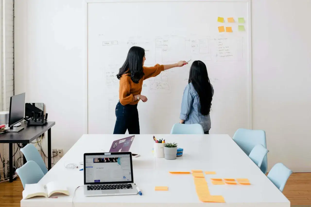 Zdjęcie Czym się różni coaching od mentoringu? Kluczowe różnice i wskazówki