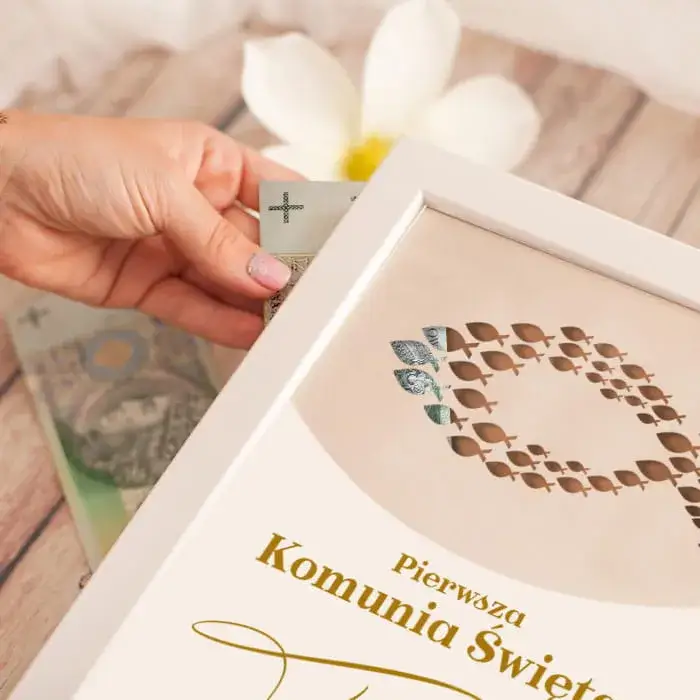 Zdjęcie Jak pięknie zapakować pieniądze w ramce na prezent dla bliskich