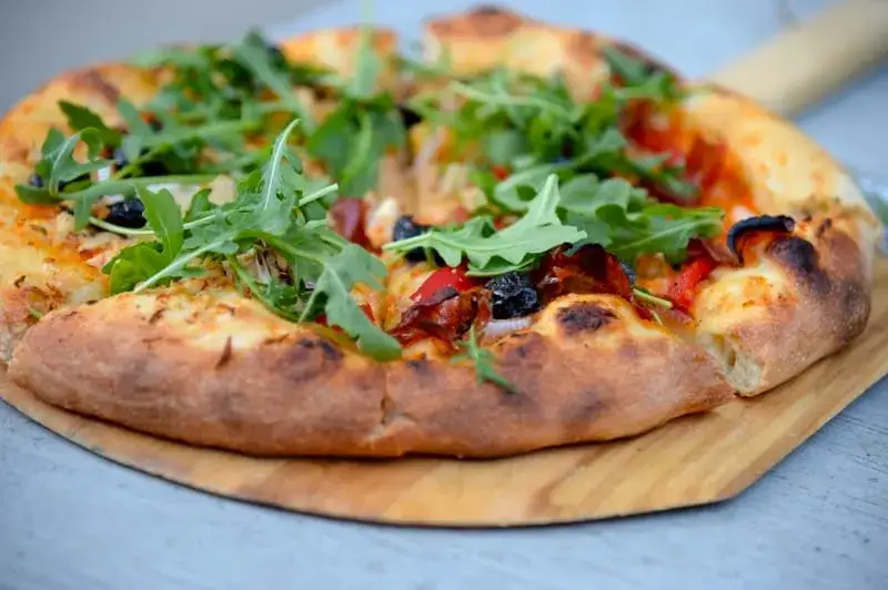 Zdjęcie Najlepsze przepisy na ciasto do pizzy cienkie: Sprawdzone wskazówki