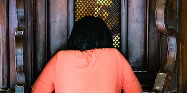 Zdjęcie Kiedy wprowadzono spowiedź na ucho i jak zmieniła Kościół?