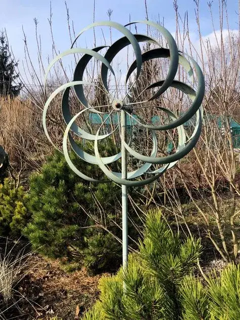 Zdjęcie Rzeźby wiatrowe – wyjątkowe ozdoby, które ożywią Twój ogród