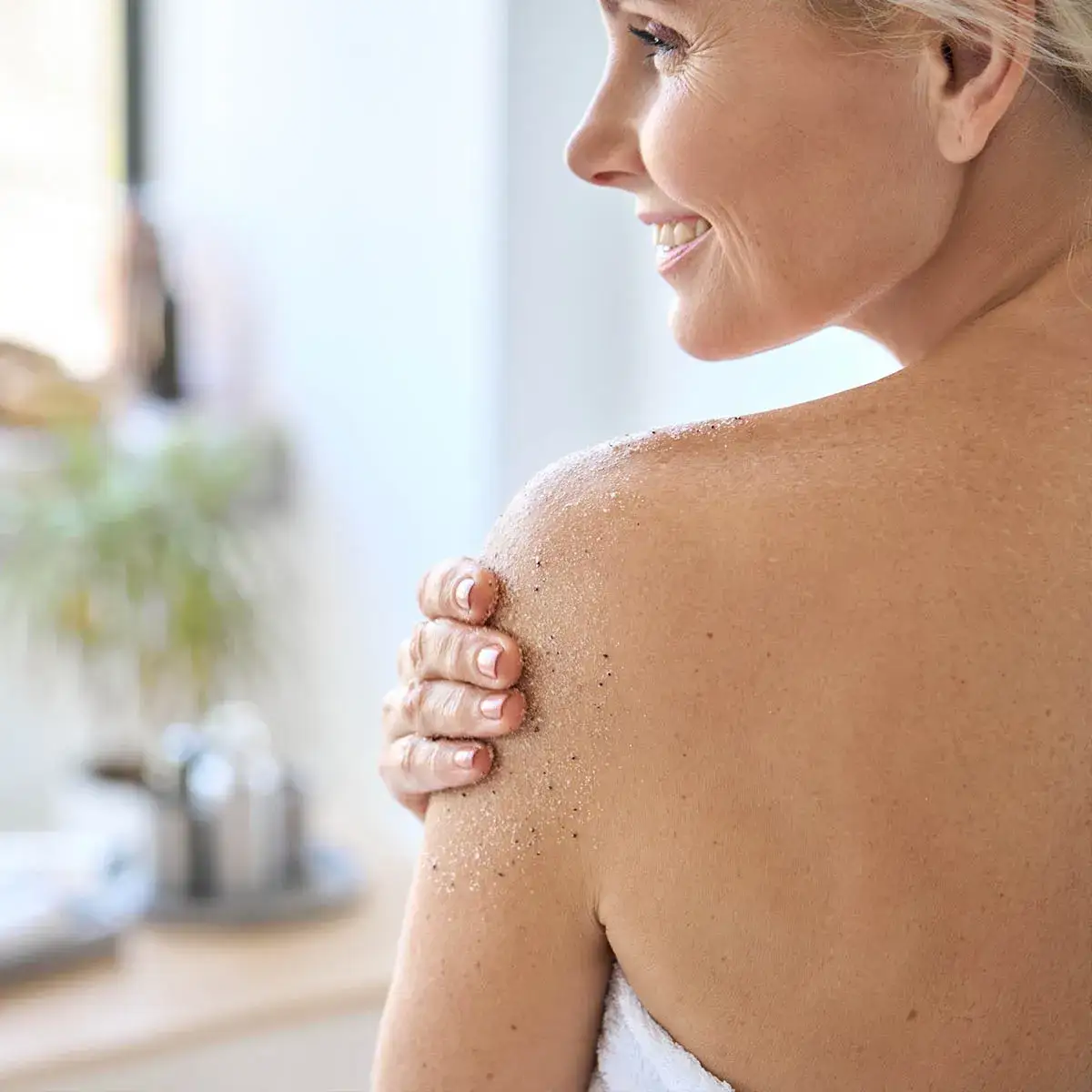 Zdjęcie Jaki peeling przed samoopalaczem? Sprawdź, jak uniknąć nierównomiernej opalenizny!