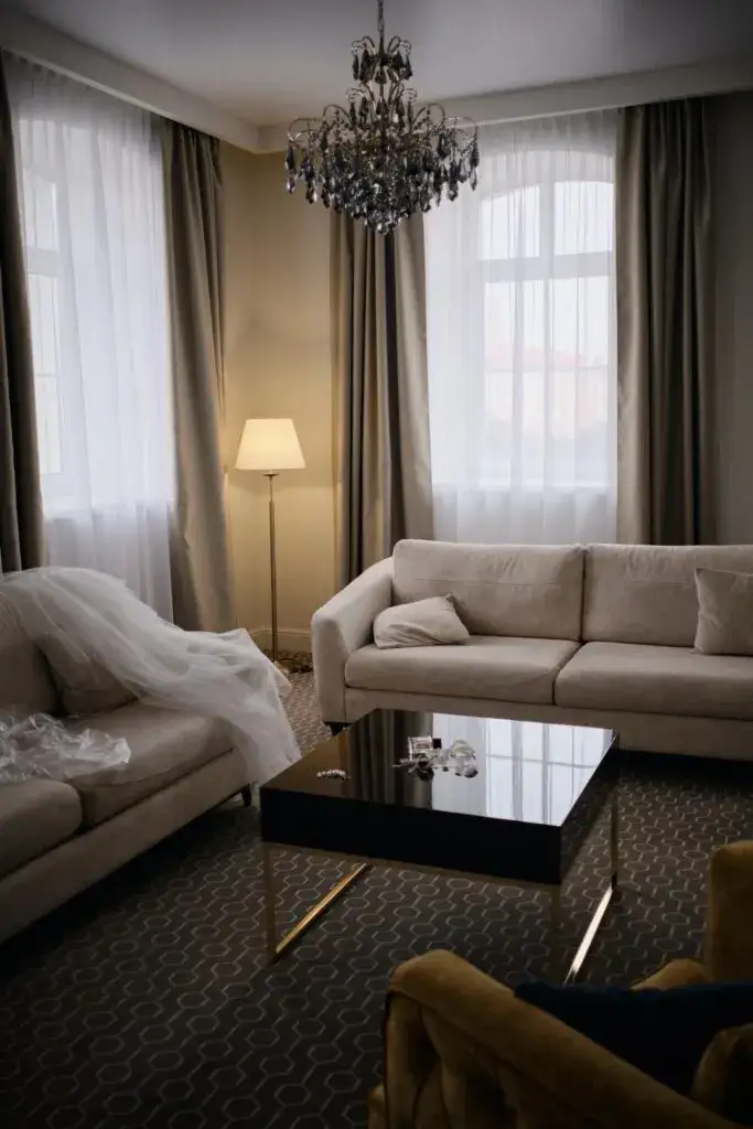 Zdjęcie Jakie żyrandole do salonu wybrać, aby odmienić wnętrze i dodać blasku?