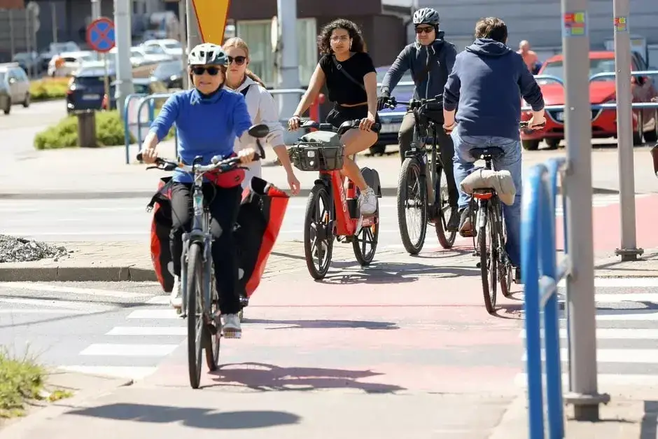 Zdjęcie Czy motorowerem można jeździć po ścieżce rowerowej? Poznaj przepisy i konsekwencje
