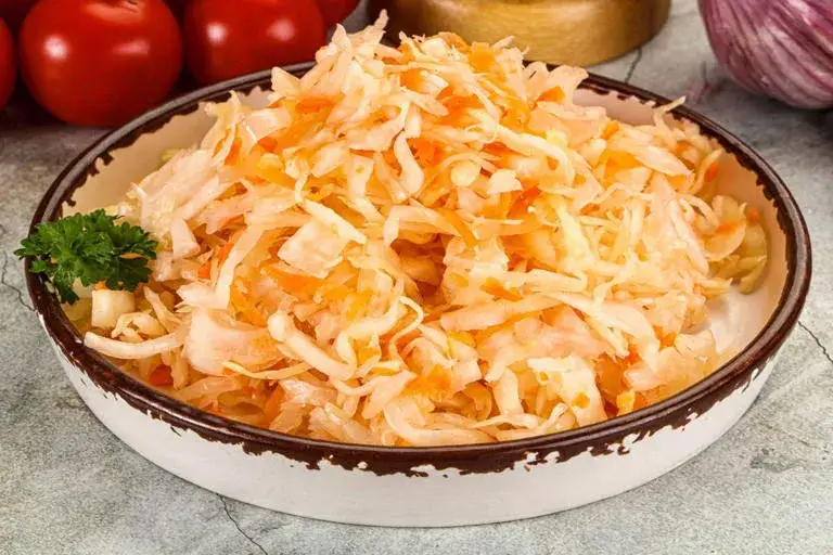 Zdjęcie Co do surówki z kapusty kiszonej? Przepisy, składniki i wariacje