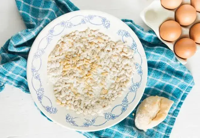 Zdjęcie Jak zrobić zacierkę do zupy, aby wzbogacić jej smak i aromat