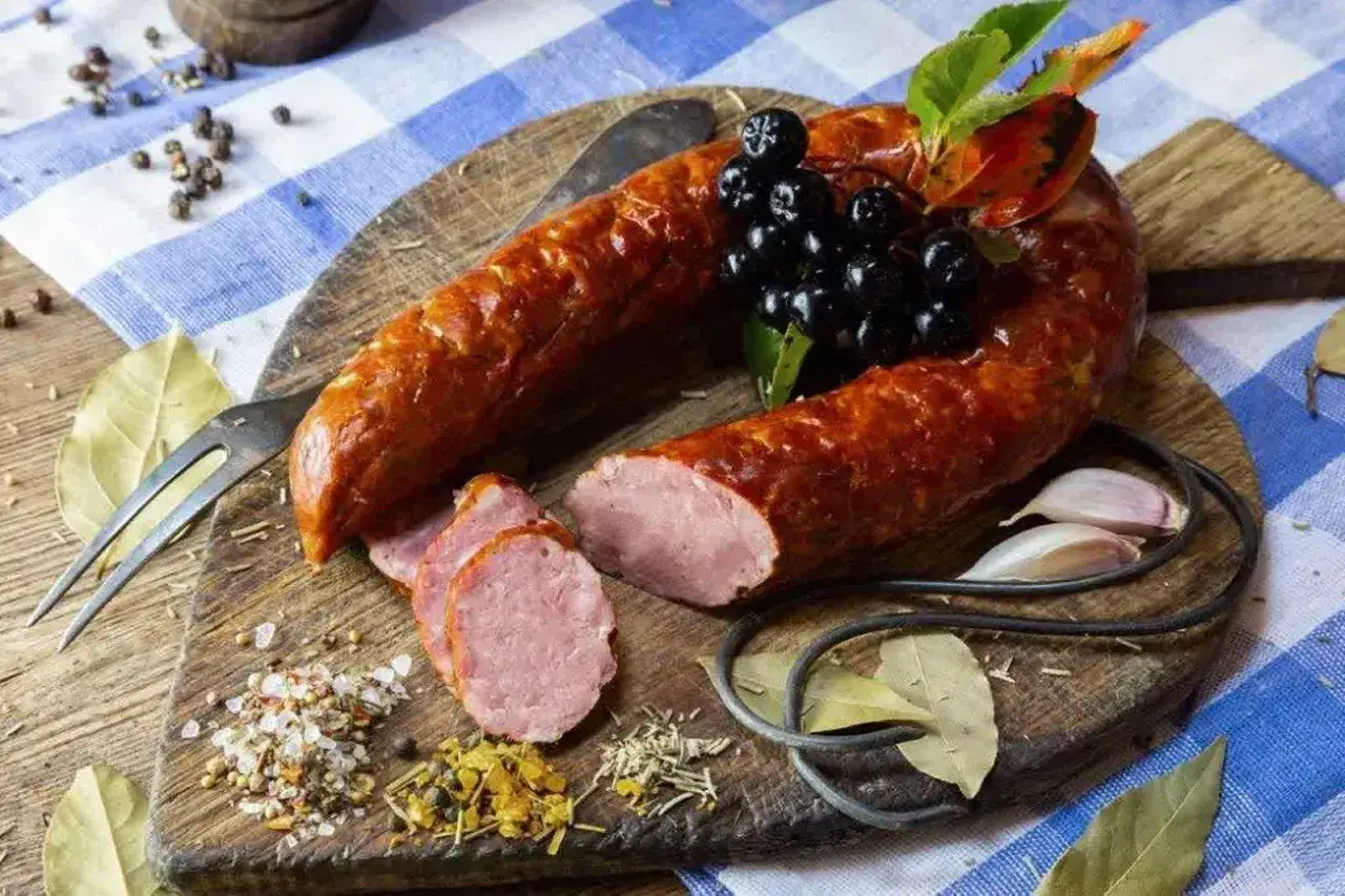 Zdjęcie Kiełbasa z sarny i wieprzowiny: wyjątkowy przepis na domowy smakołyk