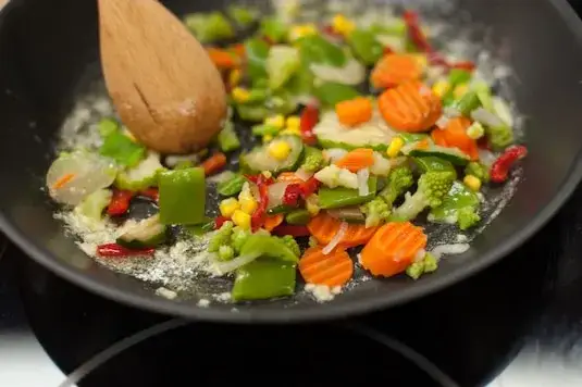 Zdjęcie Czym przyprawić warzywa na patelnię, aby były smaczniejsze i zdrowsze