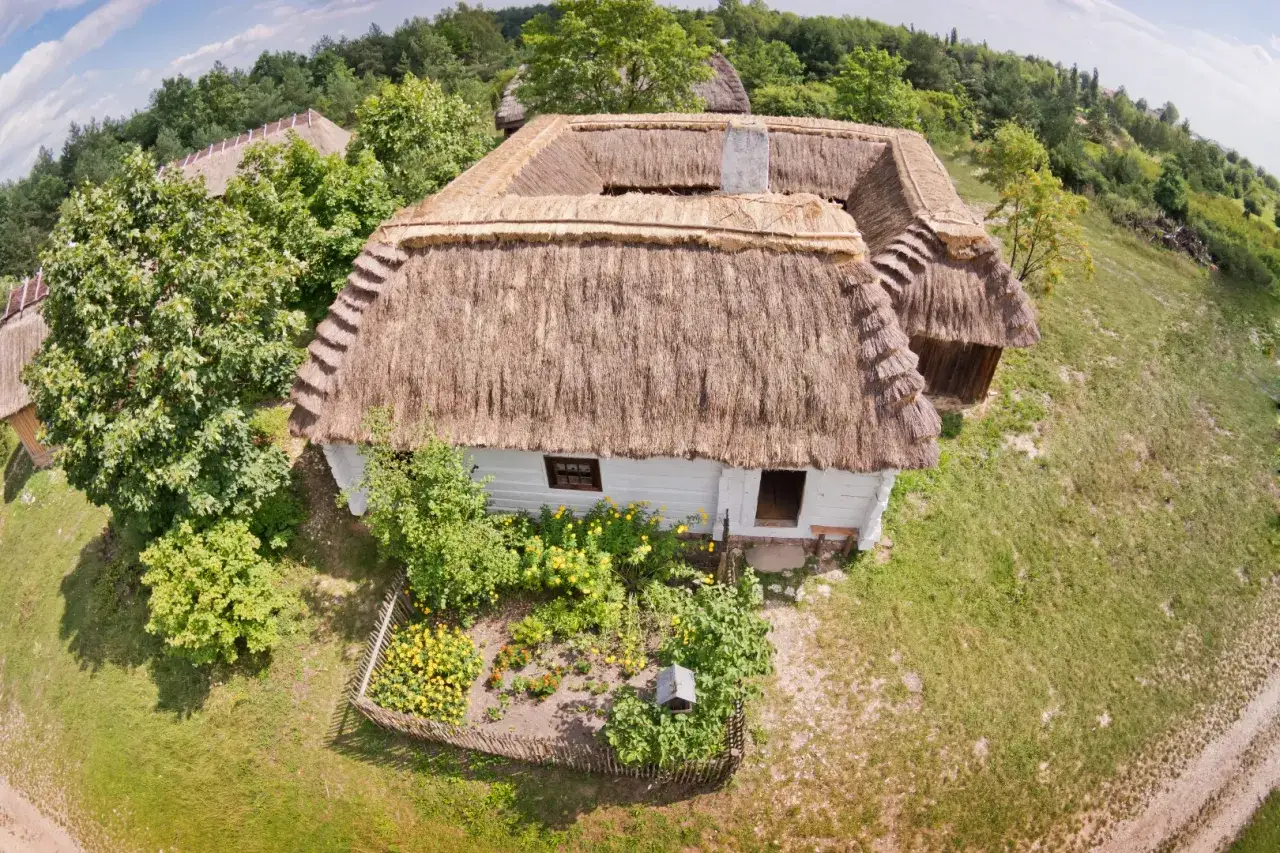 Zdjęcie Skansen Ziemi Kieleckiej – odkryj fascynującą historię i atrakcje