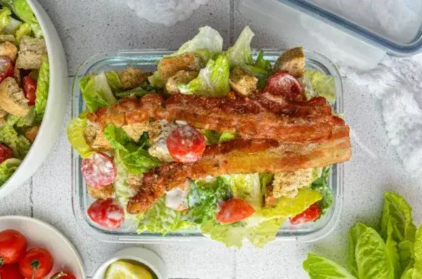 Zdjęcie Ile kcal ma sałatka Cezar? Zaskakujące różnice w kaloriach!