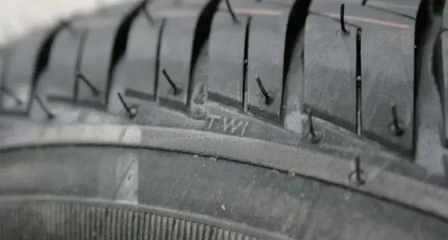 Zdjęcie Ile km można przejechać na oponach? Sprawdź, kiedy wymiana jest konieczna