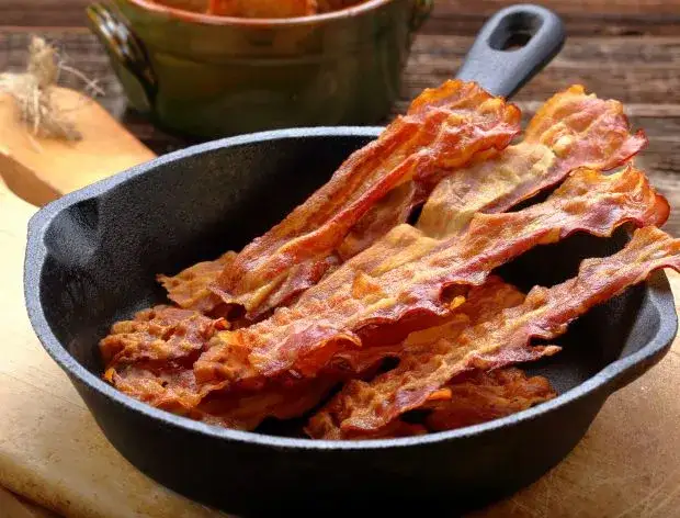 Zdjęcie Jak długo smażyć boczek na patelni, aby był idealnie chrupiący?