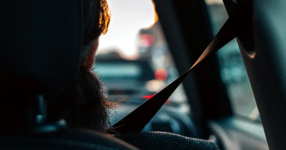 Zdjęcie Jak prawidłowo zapiąć pasy bezpieczeństwa i uniknąć niebezpieczeństw na drodze