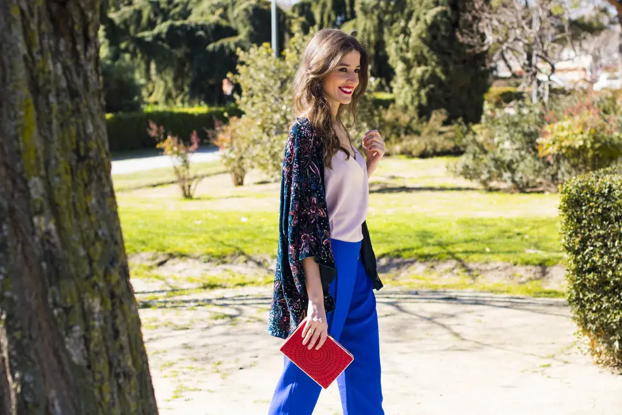 Zdjęcie Outfit comunión invitada: evita errores y luce perfecta en el evento