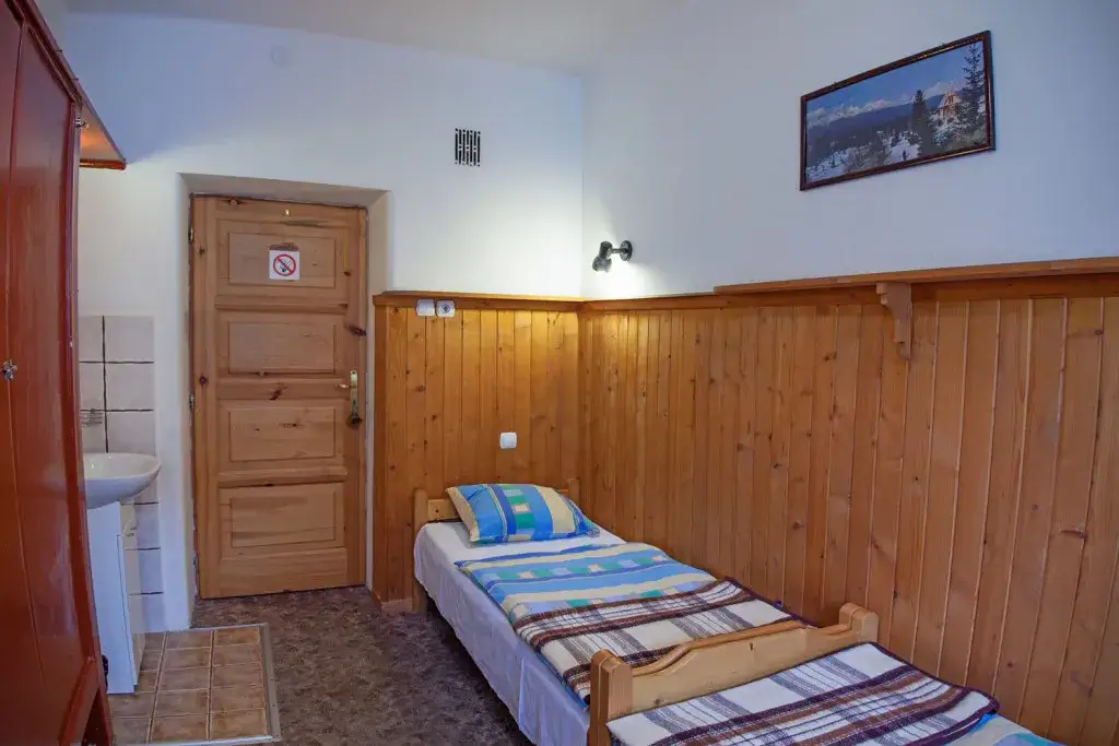 Zdjęcie Ile kosztuje nocleg w schronisku? Ceny, sezonowość i dodatkowe opłaty