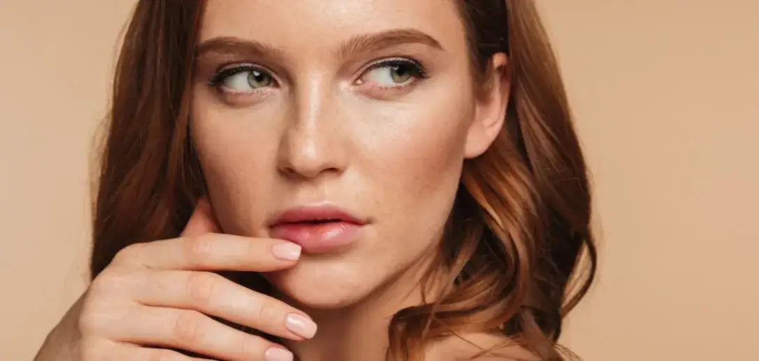 Zdjęcie Jak zrobić lekki makijaż, aby uniknąć efektu maski i wyglądać naturalnie