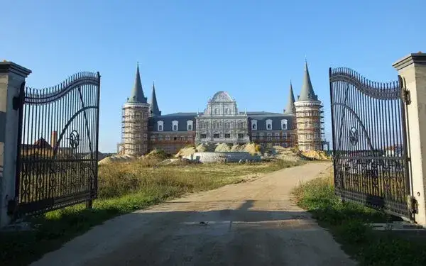 Zdjęcie Zamek w Katarzyninie: tajemnice budowy i niezwykła architektura