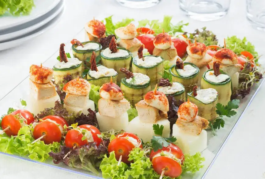 Zdjęcie Ile kosztuje catering na 20 osób? Poznaj zróżnicowane ceny i opcje