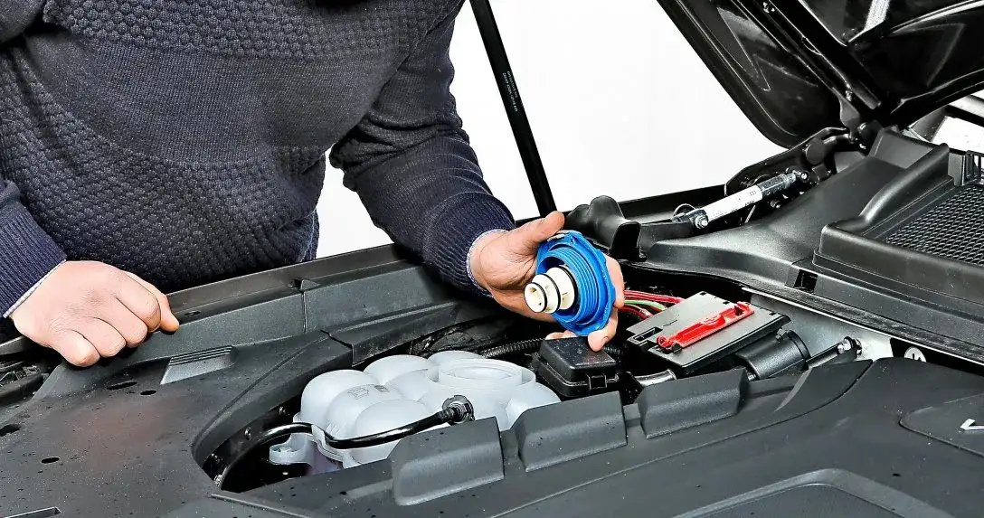 Zdjęcie Brak płynu w chłodnicy przyczyna - 10 najczęstszych problemów i jak je rozwiązać