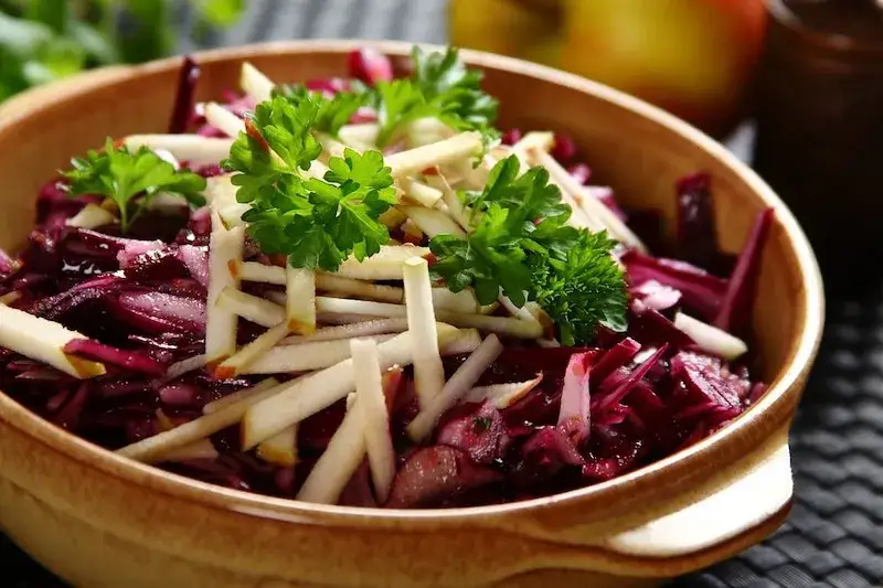 Zdjęcie Jak zrobić sałatkę z czerwonej kapusty – łatwy przepis na zdrową surówkę