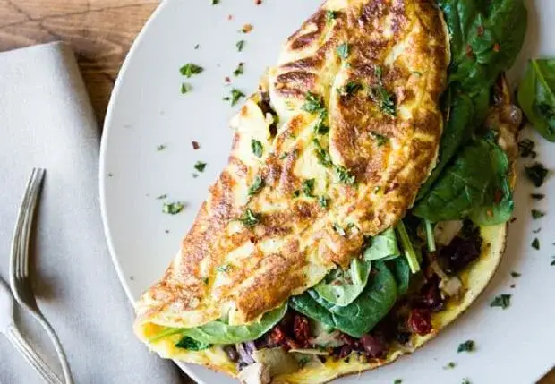 Zdjęcie Szybki przepis na zdrowy omlet, kt&oacute;ry zmieni Twoje śniadania na lepsze