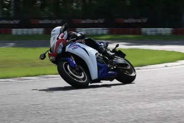 Zdjęcie Honda CBR 1000RR ile koni - moc, osiągi i porównania z innymi modelami